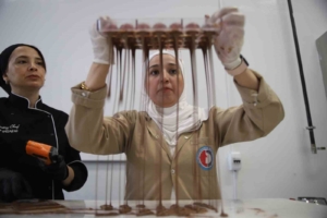 zorluklarla-mucadele-eden-kadinlar-cikolata-uretimini-kesfediyor-xIqQ3pW4.jpg
