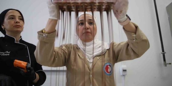 Zorluklarla Mücadele Eden Kadınlar Çikolata Üretimini Keşfediyor Zorluklarla Mücadele Eden Kadınlar Çikolata Üretimini Keşfediyor