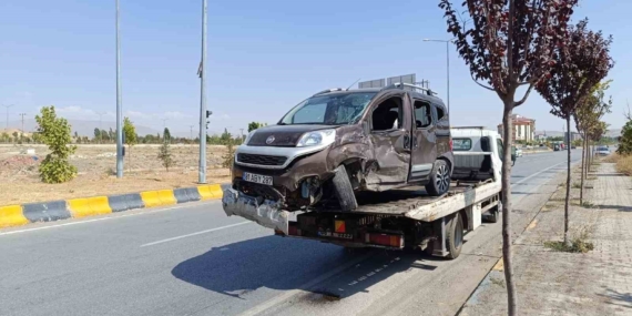 Ağrı'da Kırmızı Işık İhlali Sonucu 8 Yaralının Bulunduğu Kaza Ağrı’da Kırmızı Işık İhlali Sonucu 8 Yaralının Bulunduğu Kaza