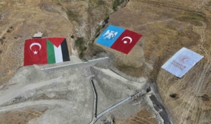 ahlattaki-etkinlik-alaninda-gururla-dalgalanan-dev-turk-ve-filistin-bayraklari-6pZxUl4Y.jpg