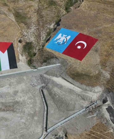 ahlattaki-etkinlik-alaninda-gururla-dalgalanan-dev-turk-ve-filistin-bayraklari-6pZxUl4Y.jpg
