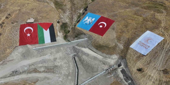 Ahlat'taki Etkinlik Alanında Gururla Dalgalanan Dev Türk ve Filistin Bayrakları Ahlat’taki Etkinlik Alanında Gururla Dalgalanan Dev Türk ve Filistin Bayrakları