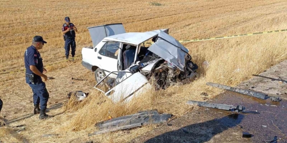 Araba Kazasında Feci Son: 1 Kişi Hayatını Kaybetti, 1 Yaralı Araba Kazasında Feci Son: 1 Kişi Hayatını Kaybetti, 1 Yaralı