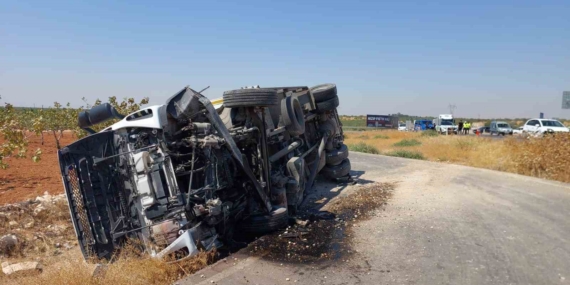Araçla Çarpışan Kamyonun Yan Yatması: 1 Kişi Yaralandı Araçla Çarpışan Kamyonun Yan Yatması: 1 Kişi Yaralandı