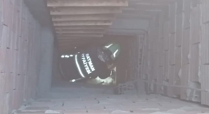 batman-sanayi-sitesinde-hava-boslugunda-mahsur-kalan-kedinin-kurtulus-hikayesi-QJvOODnn.jpg
