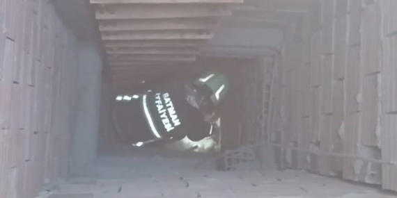 Batman Sanayi Sitesi'nde Hava Boşluğunda Mahsur Kalan Kedinin Kurtuluş Hikayesi Batman Sanayi Sitesi’nde Hava Boşluğunda Mahsur Kalan Kedinin Kurtuluş Hikayesi