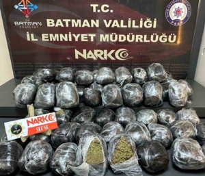 batmanda-ele-gecirilen-iki-aracta-uyusturucu-operasyonu-4-kisi-tutuklandi-3VbIkU34.jpg
