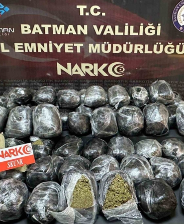 batmanda-ele-gecirilen-iki-aracta-uyusturucu-operasyonu-4-kisi-tutuklandi-3VbIkU34.jpg