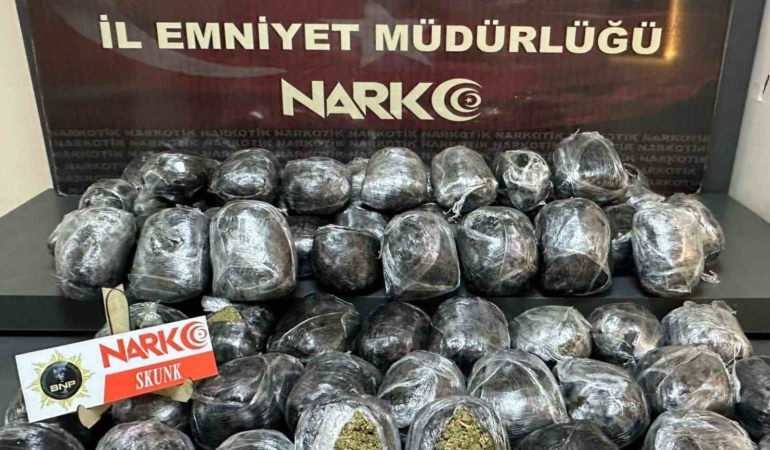 batmanda-ele-gecirilen-iki-aracta-uyusturucu-operasyonu-4-kisi-tutuklandi-3VbIkU34.jpg