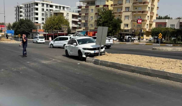 batmanda-iki-arac-carpisti-2-kisi-yaralandi-m6X61vzz.jpg