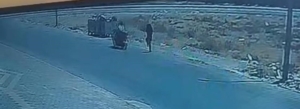 batmanda-motosikletli-saldiri-cocugun-korku-dolu-anlari-kamerada-GSyUCNM5.jpg