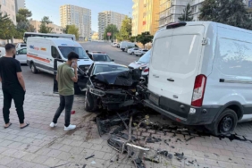 batmanda-otomobil-ve-minibus-carpisti-1-kisi-yaralandi-XNDn8Aqh.jpg