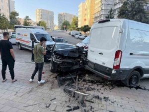batmanda-otomobil-ve-minibus-carpisti-1-kisi-yaralandi-XNDn8Aqh.jpg