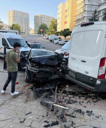 batmanda-otomobil-ve-minibus-carpisti-1-kisi-yaralandi-XNDn8Aqh.jpg