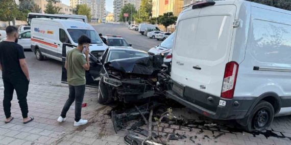 Batman'da Otomobil ve Minibüs Çarpıştı: 1 Kişi Yaralandı Batman’da Otomobil ve Minibüs Çarpıştı: 1 Kişi Yaralandı