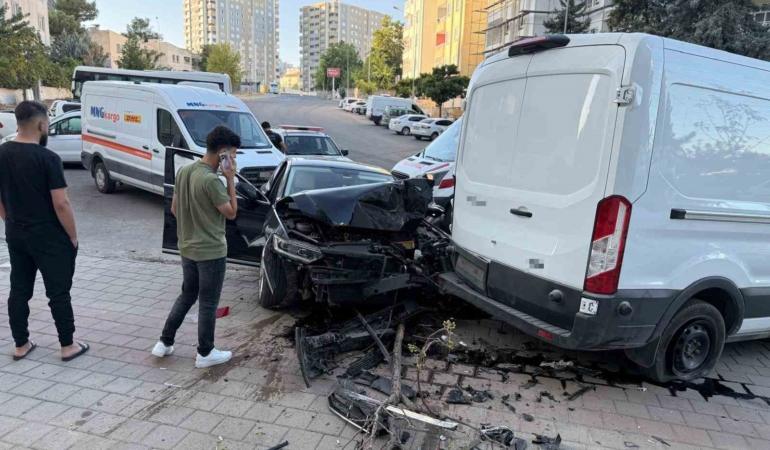 batmanda-otomobil-ve-minibus-carpisti-1-kisi-yaralandi-XNDn8Aqh.jpg