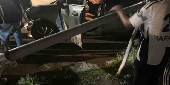 Batman'da Otomobilin Aydınlatma Direğine Çarptığı Kaza! Batman’da Otomobilin Aydınlatma Direğine Çarptığı Kaza!