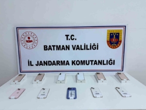 batmanda-takip-edilen-sahsin-uzerinde-1-milyon-degerinde-kacak-cep-telefonu-yakalandi-4RhgQFKb.jpg
