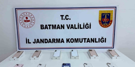 Batman'da Takip Edilen Şahsın Üzerinde 1 Milyon Değerinde Kaçak Cep Telefonu Yakalandı Batman’da Takip Edilen Şahsın Üzerinde 1 Milyon Değerinde Kaçak Cep Telefonu Yakalandı