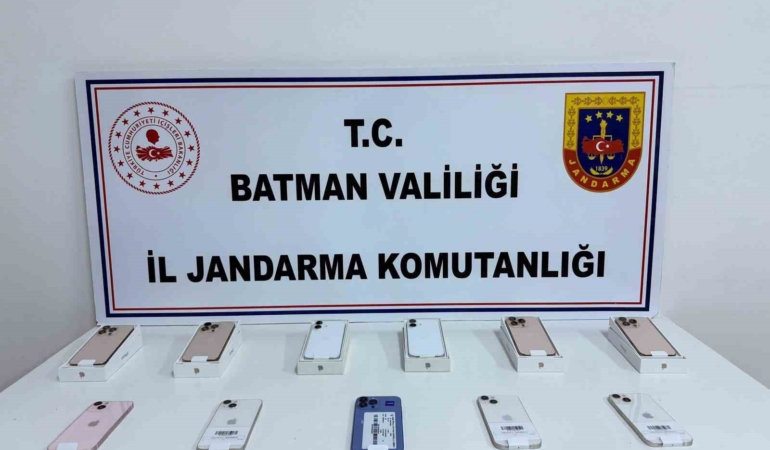 batmanda-takip-edilen-sahsin-uzerinde-1-milyon-degerinde-kacak-cep-telefonu-yakalandi-4RhgQFKb.jpg