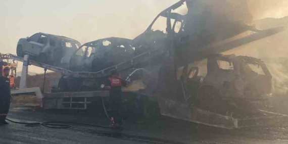 Batman'da Tırla Yanarak Hurdaya Dönen Sıfır Kilometre 5 Lüks Araç Batman’da Tırla Yanarak Hurdaya Dönen Sıfır Kilometre 5 Lüks Araç