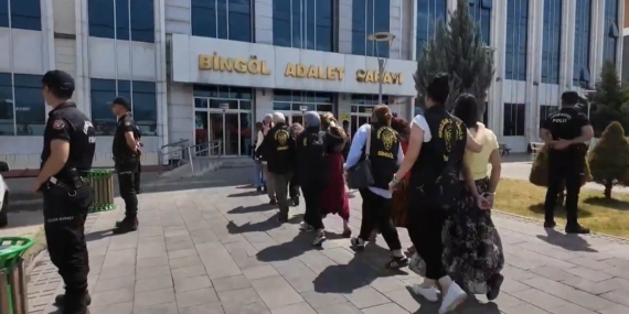 Bingöl'de Hırsızlıkla Mücadele: 10 Kişi Gözaltında Bingöl’de Hırsızlıkla Mücadele: 10 Kişi Gözaltında