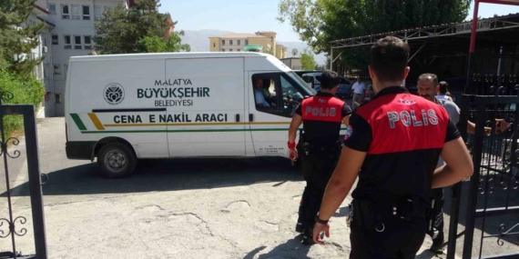 Bir İş Makinesinin Altında Kalan Operatörün Trajik Ölümü Bir İş Makinesinin Altında Kalan Operatörün Trajik Ölümü