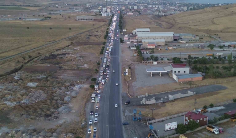 bitlis-tatvan-kara-yolunda-uzun-arac-kuyrugu-suruculer-zor-anlar-yasiyor-vRQJfniU.jpg