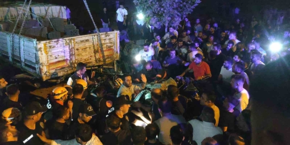 Briket Yüklü Tıra Çarpan Otomobil: 2 Kayıp Hayat Briket Yüklü Tıra Çarpan Otomobil: 2 Kayıp Hayat