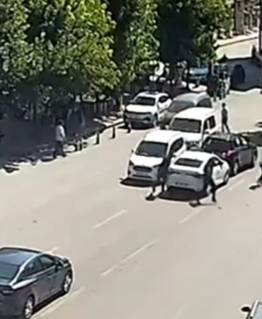 cadde-ortasinda-sopalarla-saldiri-kombi-tartismasi-hastaneye-tasindi-blZNRQUq.jpg