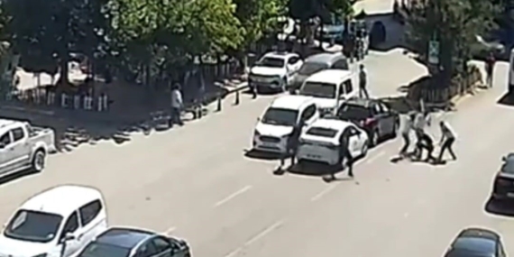 Cadde Ortasında Sopalarla Saldırı: Kombi Tartışması Hastaneye Taşındı Cadde Ortasında Sopalarla Saldırı: Kombi Tartışması Hastaneye Taşındı