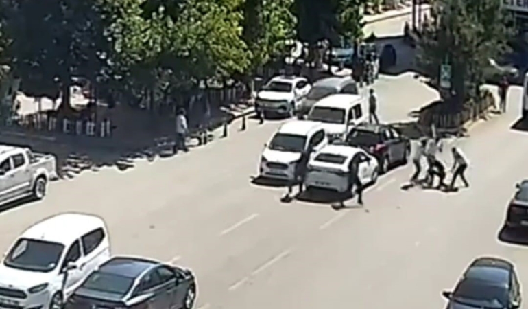 cadde-ortasinda-sopalarla-saldiri-kombi-tartismasi-hastaneye-tasindi-blZNRQUq.jpg