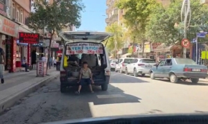 cocugun-arac-arkasinda-yasadigi-tehlikeli-yolculuk-kamerada-7ySMdFf6.jpg