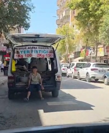 cocugun-arac-arkasinda-yasadigi-tehlikeli-yolculuk-kamerada-7ySMdFf6.jpg