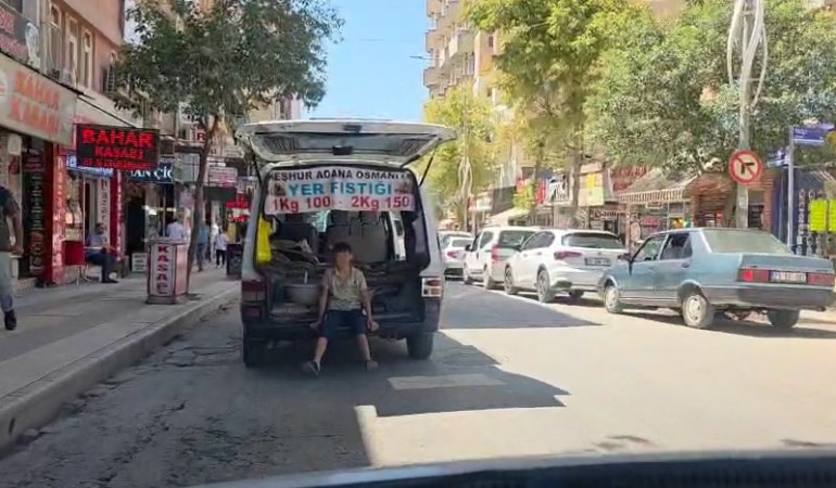 cocugun-arac-arkasinda-yasadigi-tehlikeli-yolculuk-kamerada-7ySMdFf6.jpg