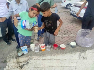cocuklar-yuksek-sicakliklardan-etkilenen-sokak-hayvanlari-icin-su-ve-yiyecek-birakti-XYfuLOU6.jpg