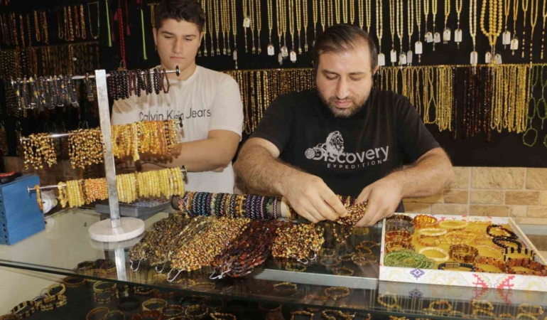 damla-kehribar-saymakla-bitmeyen-faydalari-ile-kendine-hayran-birakiyor-d97wcnbp.jpg