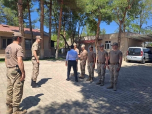 dicle-kaymakami-atis-sehit-ailesiyle-anlamli-bulusma-gerceklestirdi-XIcp4fbi.jpg