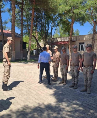 dicle-kaymakami-atis-sehit-ailesiyle-anlamli-bulusma-gerceklestirdi-XIcp4fbi.jpg