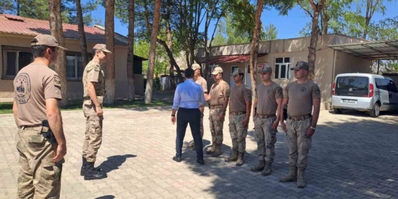 Dicle Kaymakamı Atış, Şehit Ailesiyle Anlamlı Buluşma Gerçekleştirdi Dicle Kaymakamı Atış, Şehit Ailesiyle Anlamlı Buluşma Gerçekleştirdi