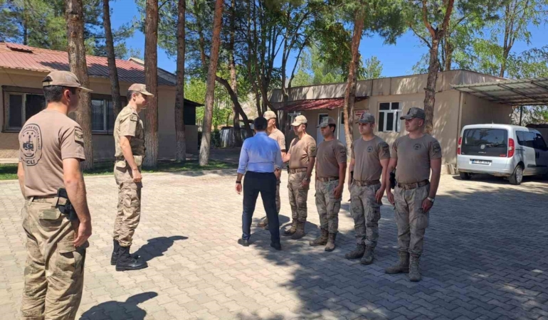 dicle-kaymakami-atis-sehit-ailesiyle-anlamli-bulusma-gerceklestirdi-XIcp4fbi.jpg