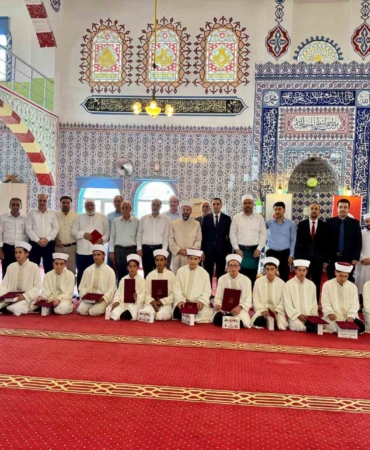 diyarbakirda-12-ogrenci-hafizlik-icazet-belgelerini-aldi-Sf1Fup5g.jpg