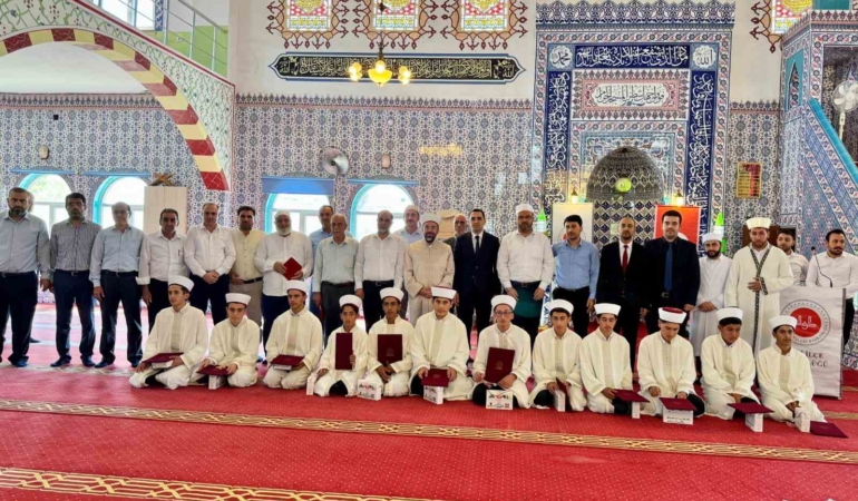 diyarbakirda-12-ogrenci-hafizlik-icazet-belgelerini-aldi-Sf1Fup5g.jpg
