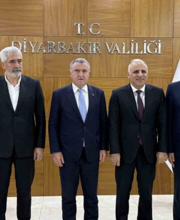 diyarbakirda-genclik-ve-spor-bakaninin-valilik-ziyareti-19pSP2CJ.jpg