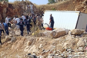 diyarbakirda-kamyonet-sarampole-devrildi-3-kisi-yarali-IOx6Kzep.jpg