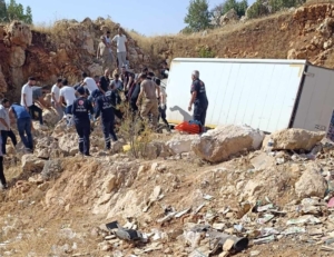 diyarbakirda-kamyonet-sarampole-devrildi-3-kisi-yarali-IOx6Kzep.jpg