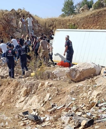 diyarbakirda-kamyonet-sarampole-devrildi-3-kisi-yarali-IOx6Kzep.jpg