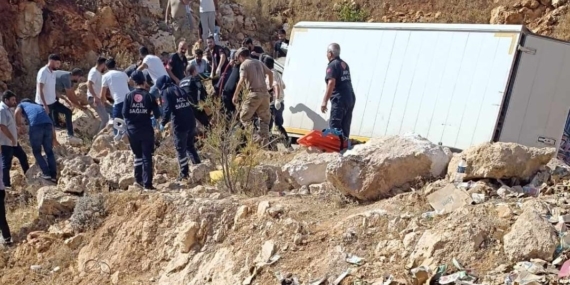 Diyarbakır'da Kamyonet Şarampole Devrildi, 3 Kişi Yaralı Diyarbakır’da Kamyonet Şarampole Devrildi, 3 Kişi Yaralı