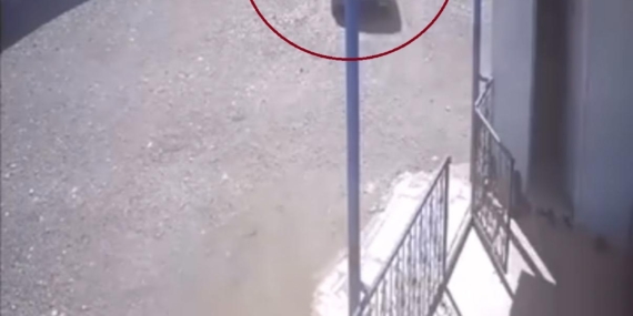 Diyarbakır'da Kontrolsüz Hareket Eden Otomobilin Duvara Çarpma Anı Kamerada Diyarbakır’da Kontrolsüz Hareket Eden Otomobilin Duvara Çarpma Anı Kamerada