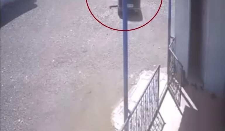 diyarbakirda-kontrolsuz-hareket-eden-otomobilin-duvara-carpma-ani-kamerada-yrzra1De.jpg